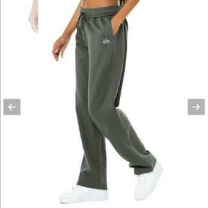 ALO yoga accolade straight leg sweatpants in dark cactus